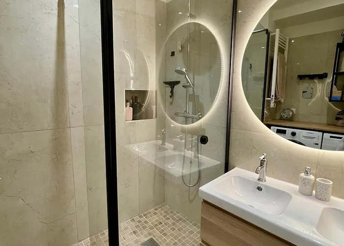 Bright, Spacious 2 Bedroom Apartment, Walk To & Old Town * Nice