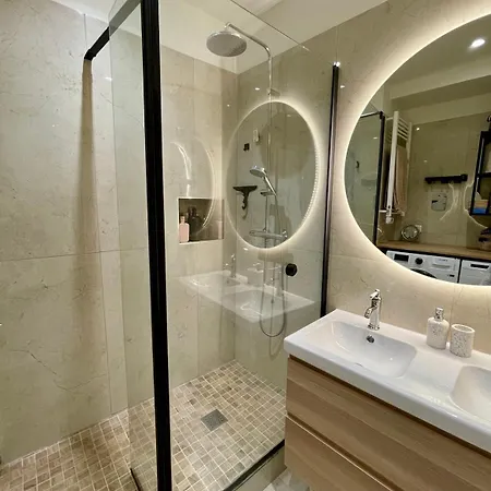 Bright, Spacious 2 Bedroom Apartment, Walk To & Old Town * ניס