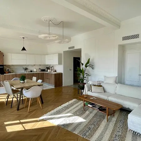 Bright, Spacious 2 Bedroom Apartment, Walk To & Old Town ניס