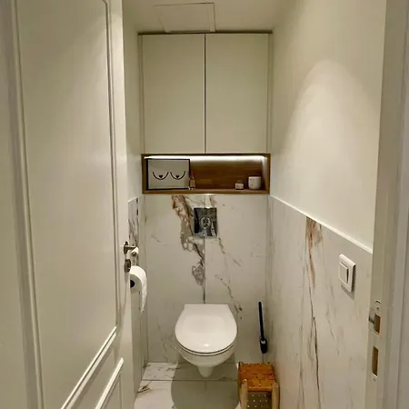 Modern & Bright 2 Bedrooms - Center