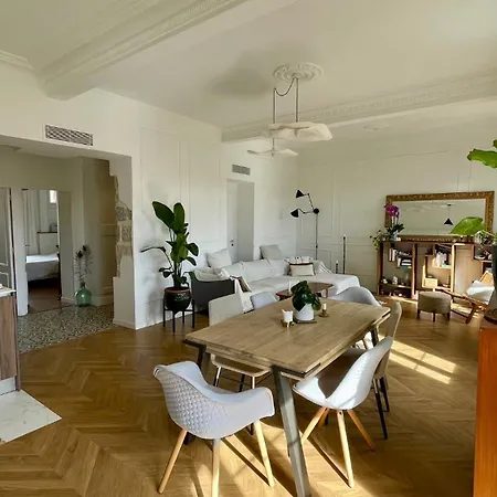 Bright, Spacious 2 Bedroom Apartment, Walk To & Old Town * Niza