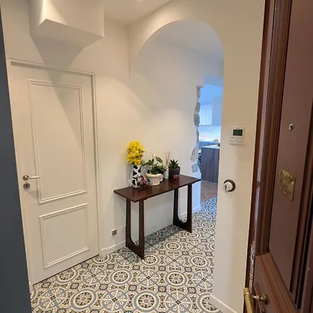Bright, Spacious 2 Bedroom Apartment, Walk To & Old Town