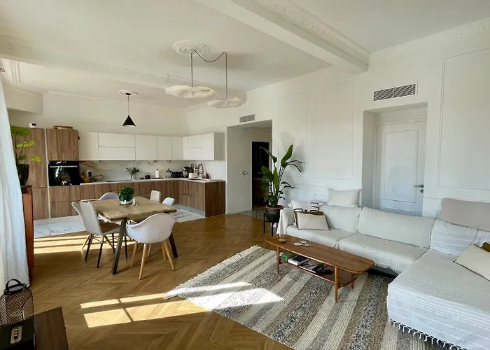 Bright, Spacious 2 Bedroom Apartment, Walk To & Old Town Niza