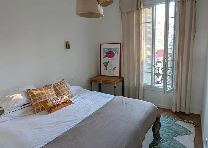 Bright, Spacious 2 Bedroom Apartment, Walk To & Old Town Niza