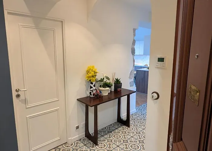 Bright, Spacious 2 Bedroom Apartment, Walk To & Old Town