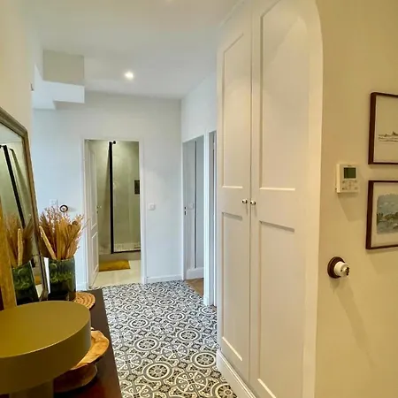 Lejlighed Bright, Spacious 2 Bedroom Apartment, Walk To & Old Town