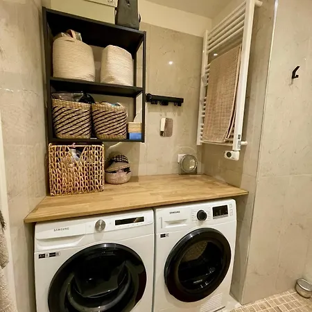 Bright, Spacious 2 Bedroom Apartment, Walk To & Old Town Lejlighed